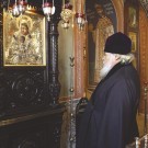 Святейший Патриарх Алексий II у чудотворной иконы Божией Матери «Милостивая» во время своего последнего посещения Зачатьевского монастыря. 28 октября 2008 г.
